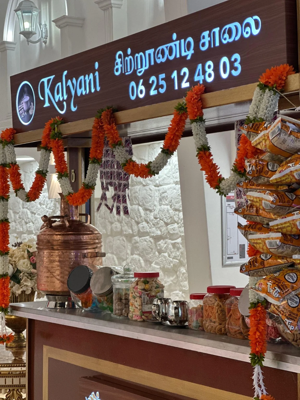 Stand Traiteur Kalyani décoré pour un événement